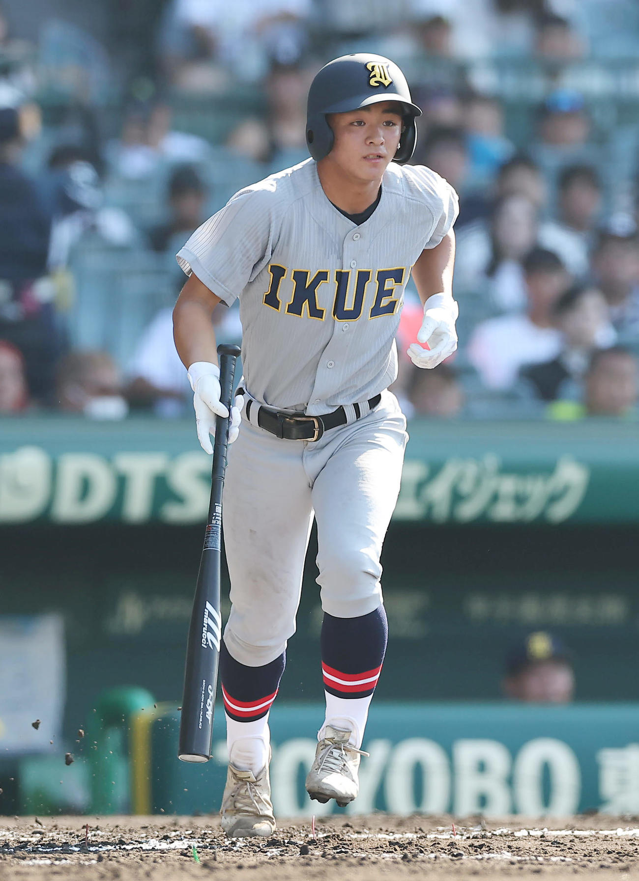仙台育英対鳥取城北　2回表仙台育英2死、四球を選び出塁する砂（撮影・前田充）