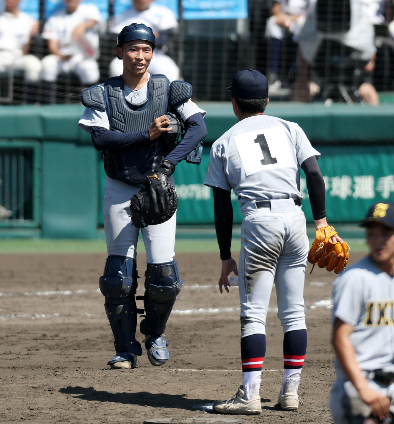 仙台育英対鳥取城北　8回裏、この回からマスクをかぶった倉方（左）はマウンドで吉川に声をかける（撮影・加藤哉）