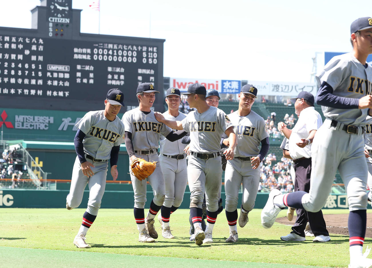 仙台育英対鳥取城北　鳥取城北に勝利したたえ合う仙台育英ナイン（撮影・増田悦実）