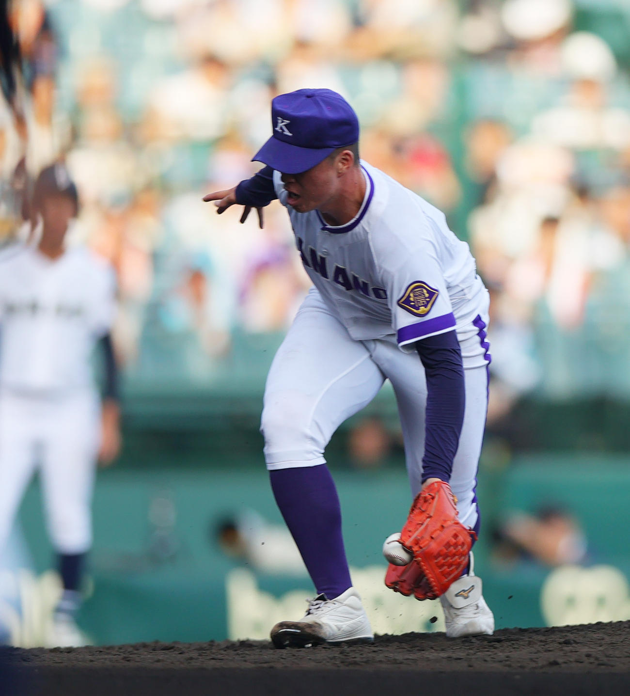 金足農対沖縄尚学　6回裏沖縄尚学2死、吉田は宮城の投ゴロに反応する（撮影・上山淳一）