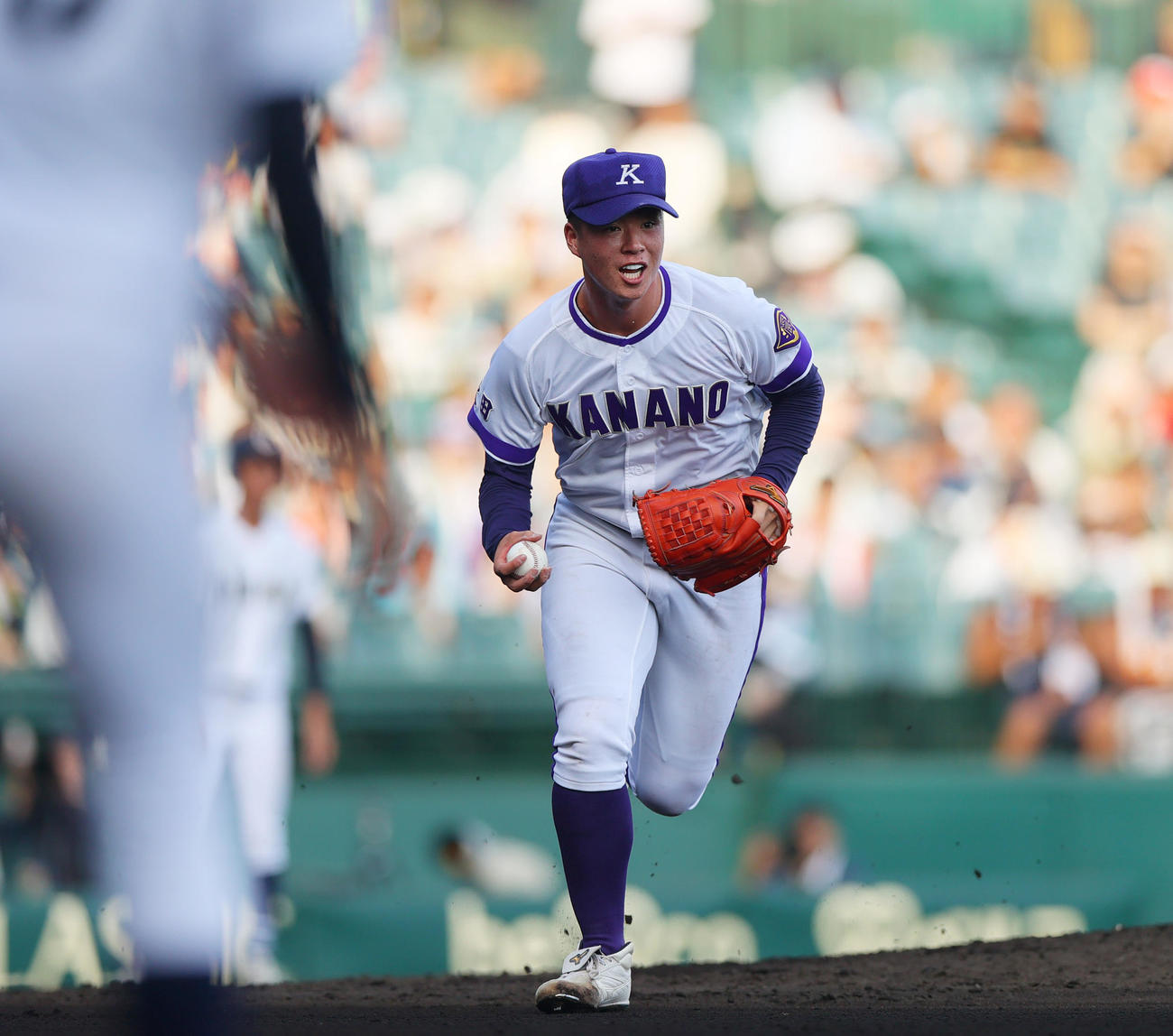 金足農対沖縄尚学　6回裏沖縄尚学2死、吉田は宮城を投ゴロに仕留める（撮影・上山淳一）