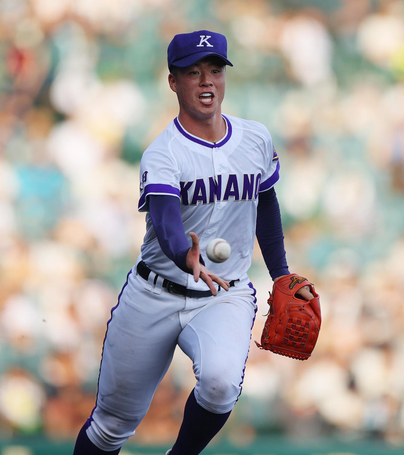 金足農対沖縄尚学　6回裏沖縄尚学2死、吉田は宮城を投ゴロに仕留める（撮影・上山淳一）