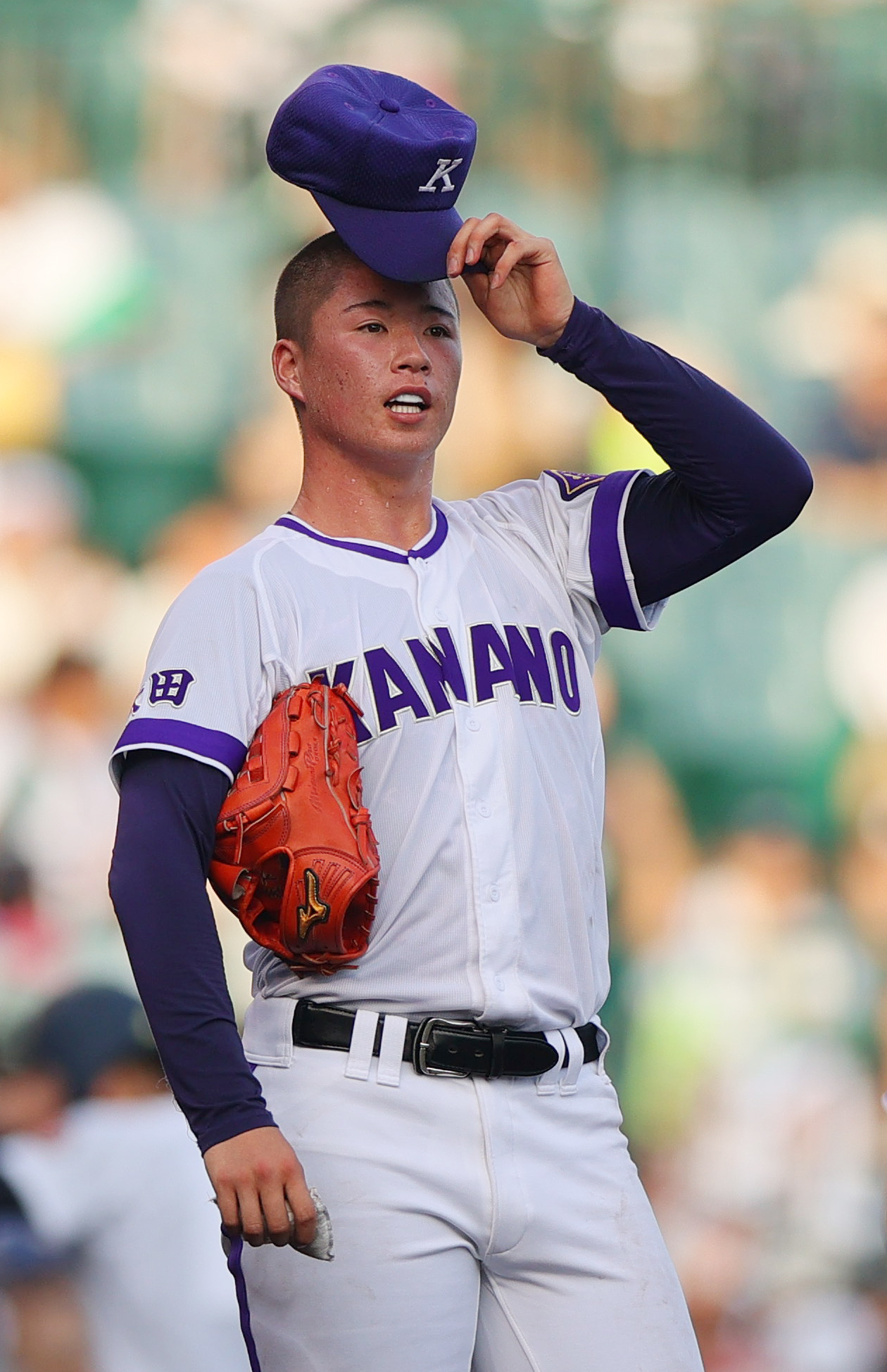 金足農対沖縄尚学　7回裏、ピンチでマウンドで帽子を取る吉田（撮影・上山淳一）