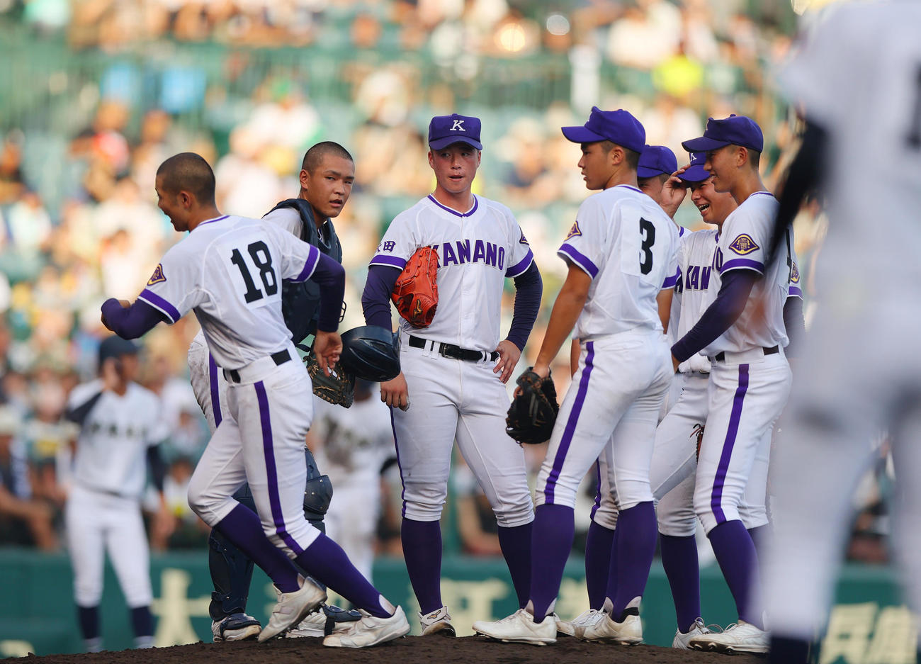 第107回全国高校野球選手権大会・2日目　金足農対沖縄尚学　7回裏、ピンチでマウンドに集まる金足農内野陣（撮影・上山淳一）
