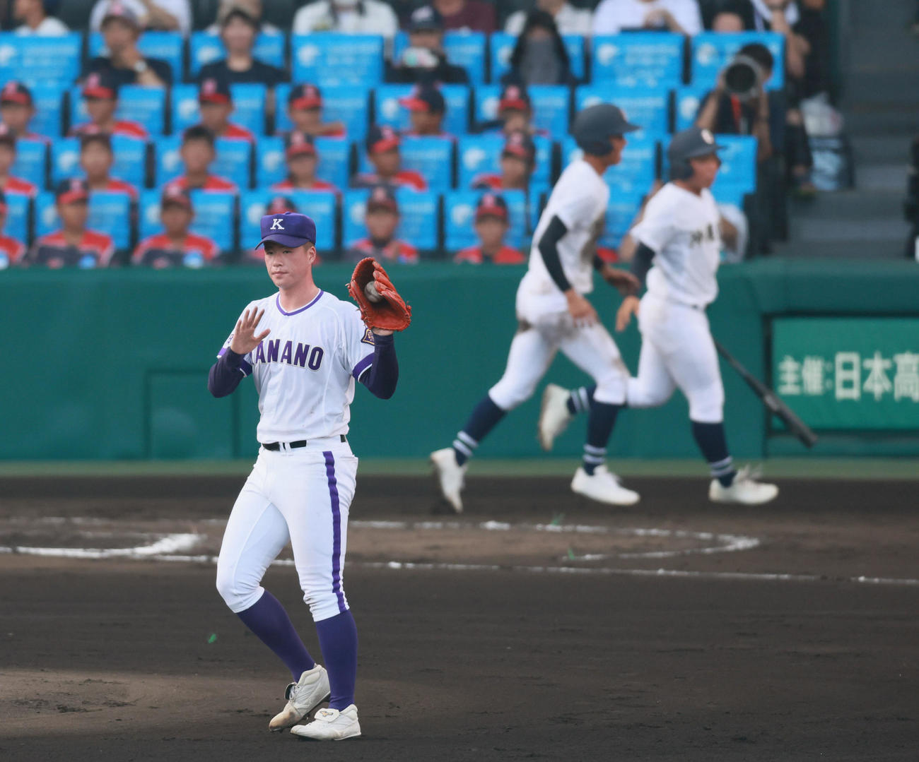 金足農対沖縄尚学　7回裏沖縄尚学2死一、三塁、阿波根に先制適時打を許した吉田（撮影・藤尾明華）
