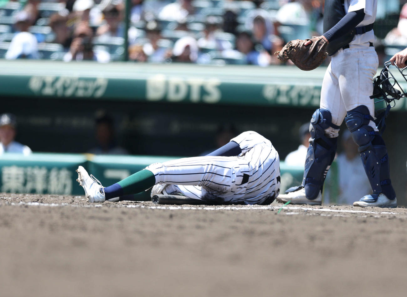 宮崎商対開星　8回裏開星　足をつり倒れる開星・小村（撮影・増田悦実）