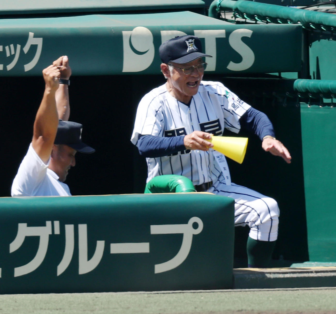 宮崎商対開星　10回裏開星無死満塁、野々村監督は前田のサヨナラ中犠飛にベンチでバンザイする（撮影・加藤哉）