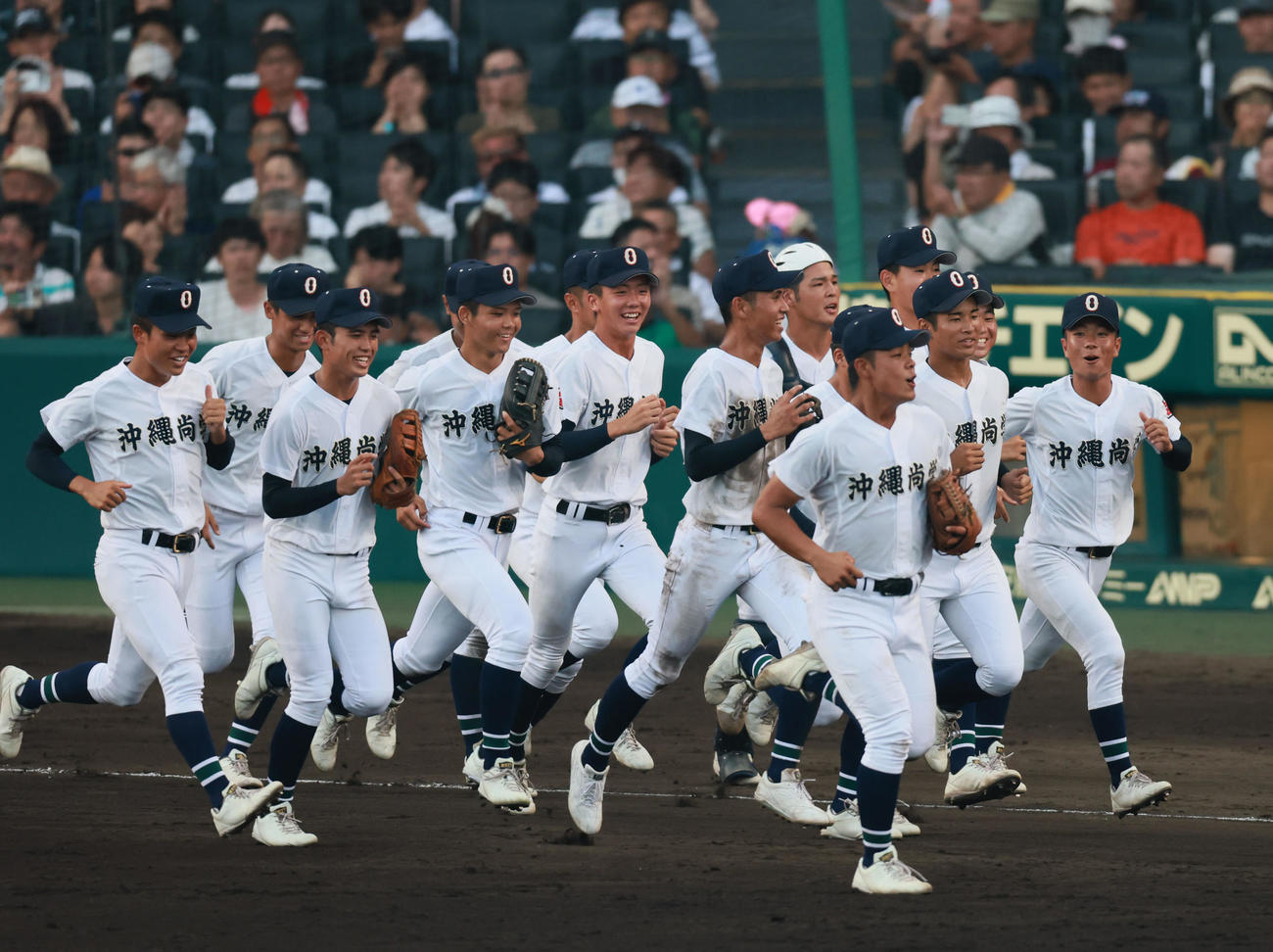 金足農対沖縄尚学　金足農に勝利し、駆けだす沖縄尚学ナイン（撮影・藤尾明華）