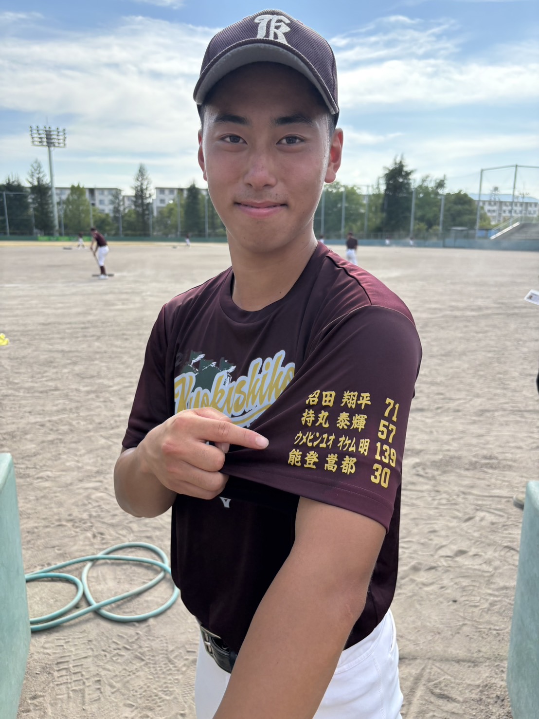 OBから贈られたTシャツを着る旭川志峯の河合（撮影・保坂果那）