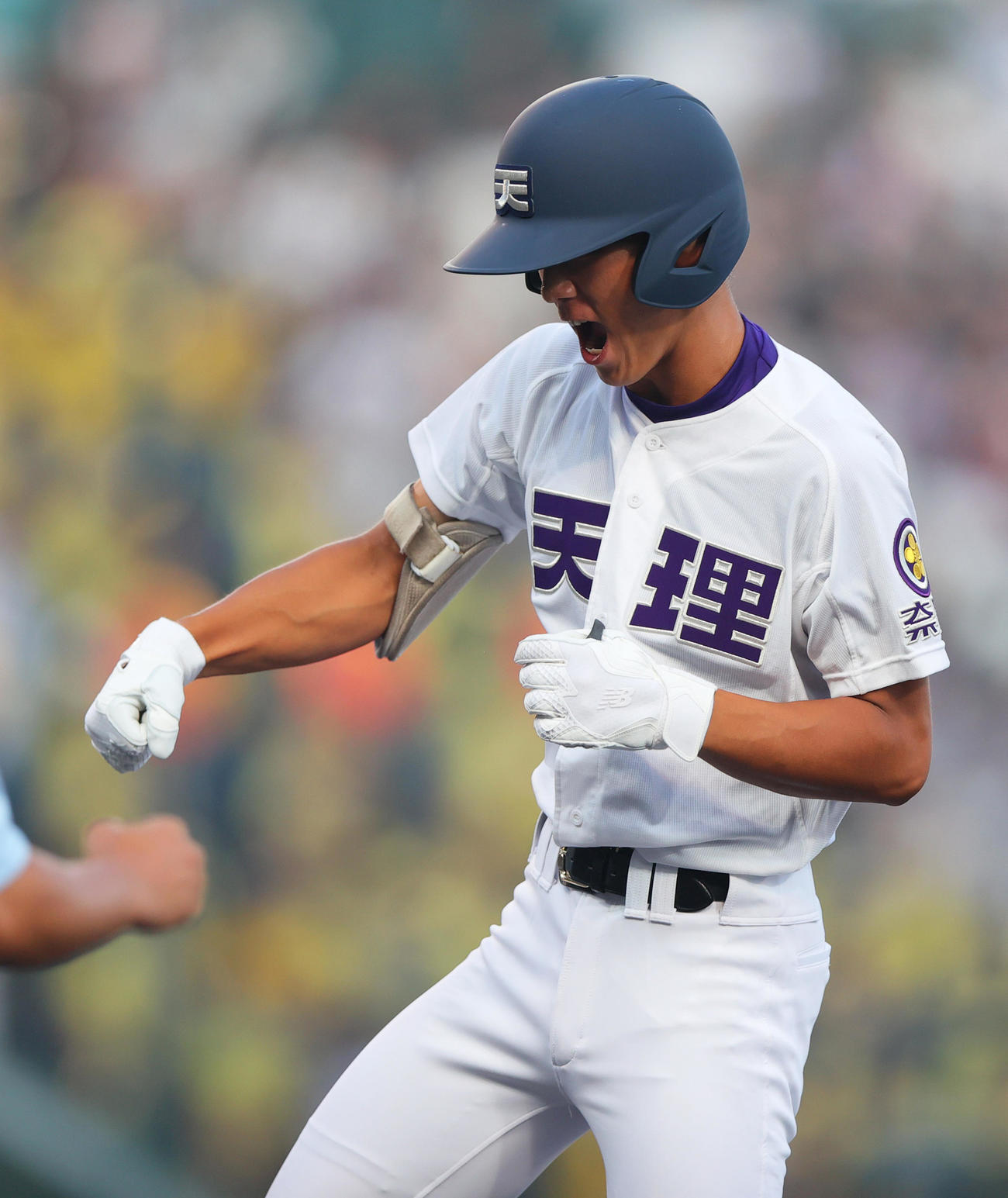 天理対鳴門　1回表天理無死一、三塁、赤埴は右前適時打を放ちガッツポーズする（撮影・上山淳一）