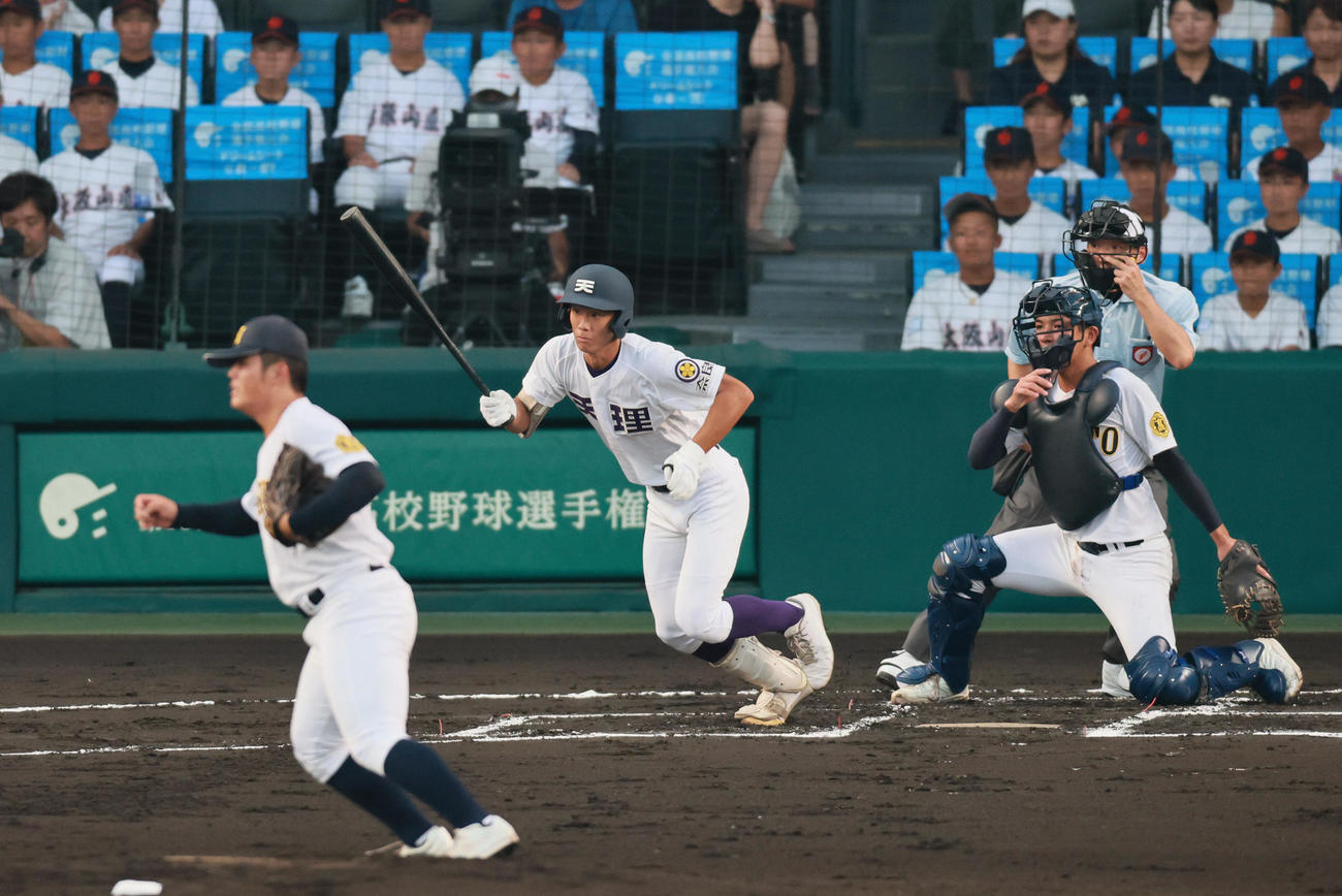 天理対鳴門　1回表天理無死一、三塁、赤埴は右前に先制適時打を放つ。投手橋本（撮影・藤尾明華）
