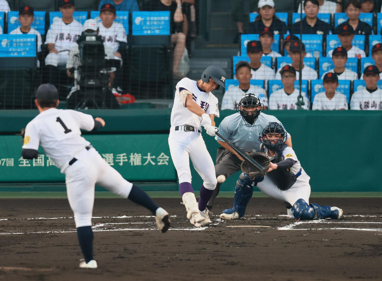 天理対鳴門　1回表天理無死一、三塁、赤埴は右前に先制適時打を放つ。投手橋本（撮影・藤尾明華）
