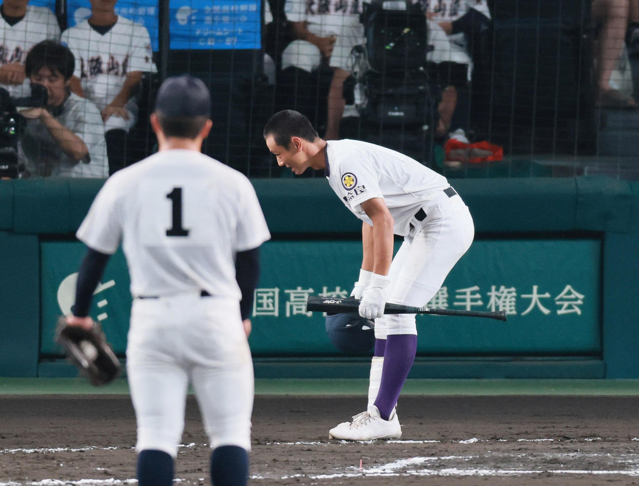 天理対鳴門　7回表天理無死一塁、治療のため試合が一時中断し、相手ベンチに一礼して打席に入る赤埴（撮影・藤尾明華）
