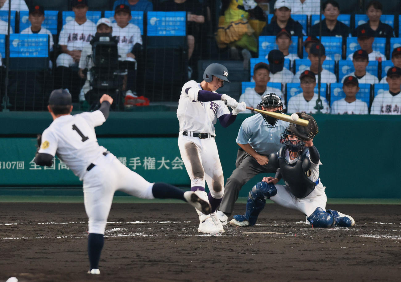 天理対鳴門　2回表天理2死二塁、冨田は左中間に適時二塁打を放つ。投手橋本（撮影・藤尾明華）