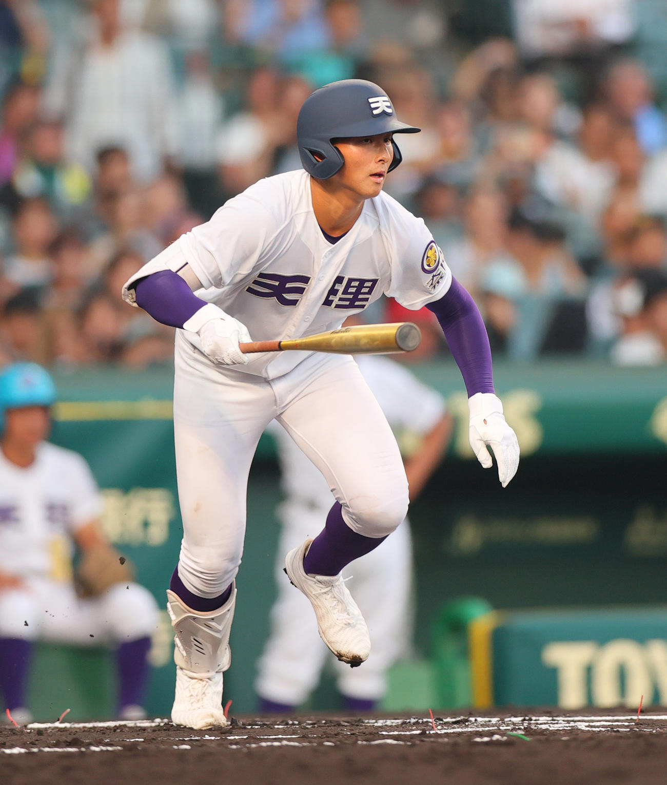 天理対鳴門　1回表天理無死、冨田は右前打を放つ（撮影・上山淳一）