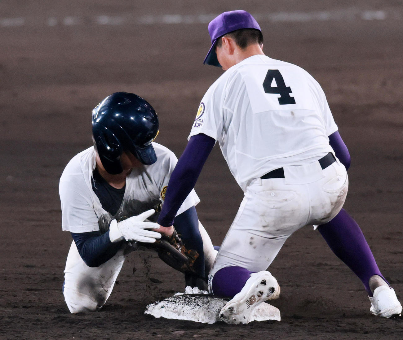 天理対鳴門　7回裏鳴門2死、左越えに二塁打を放ちヘッドスライディングした際に、ユニホームが破れた稲山（撮影・藤尾明華）