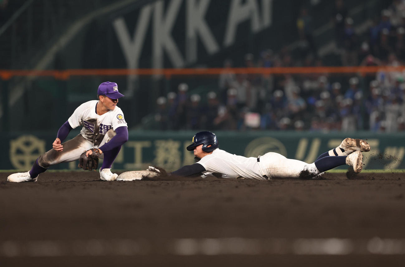 天理対鳴門　7回裏鳴門2死、稲山は左に二塁打を放ちヘッドスライディングで二塁に滑り込む（撮影・白石智彦）