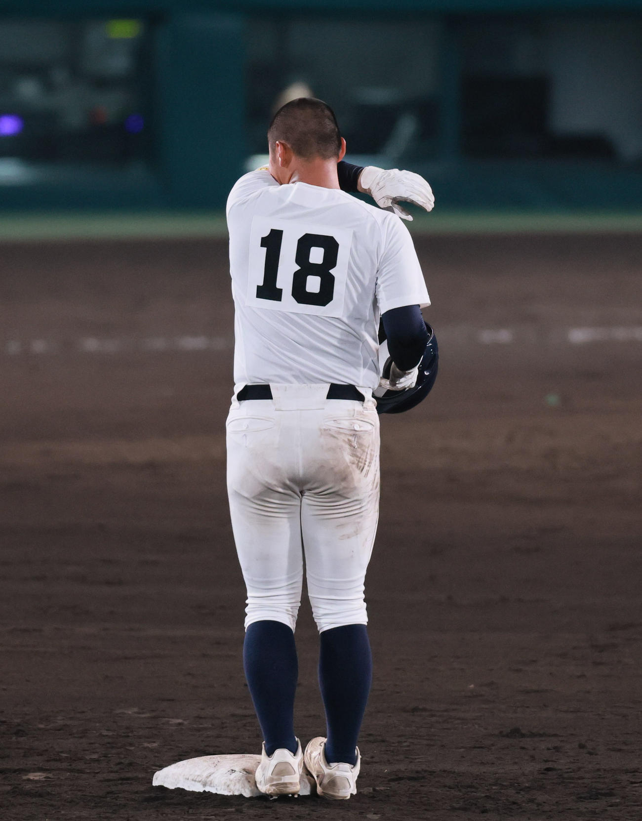 天理対鳴門　7回裏鳴門2死二塁、ヘッドスライディングした際に、ユニホームが敗れ、「18」のユニホームに着替えた稲山（撮影・藤尾明華）