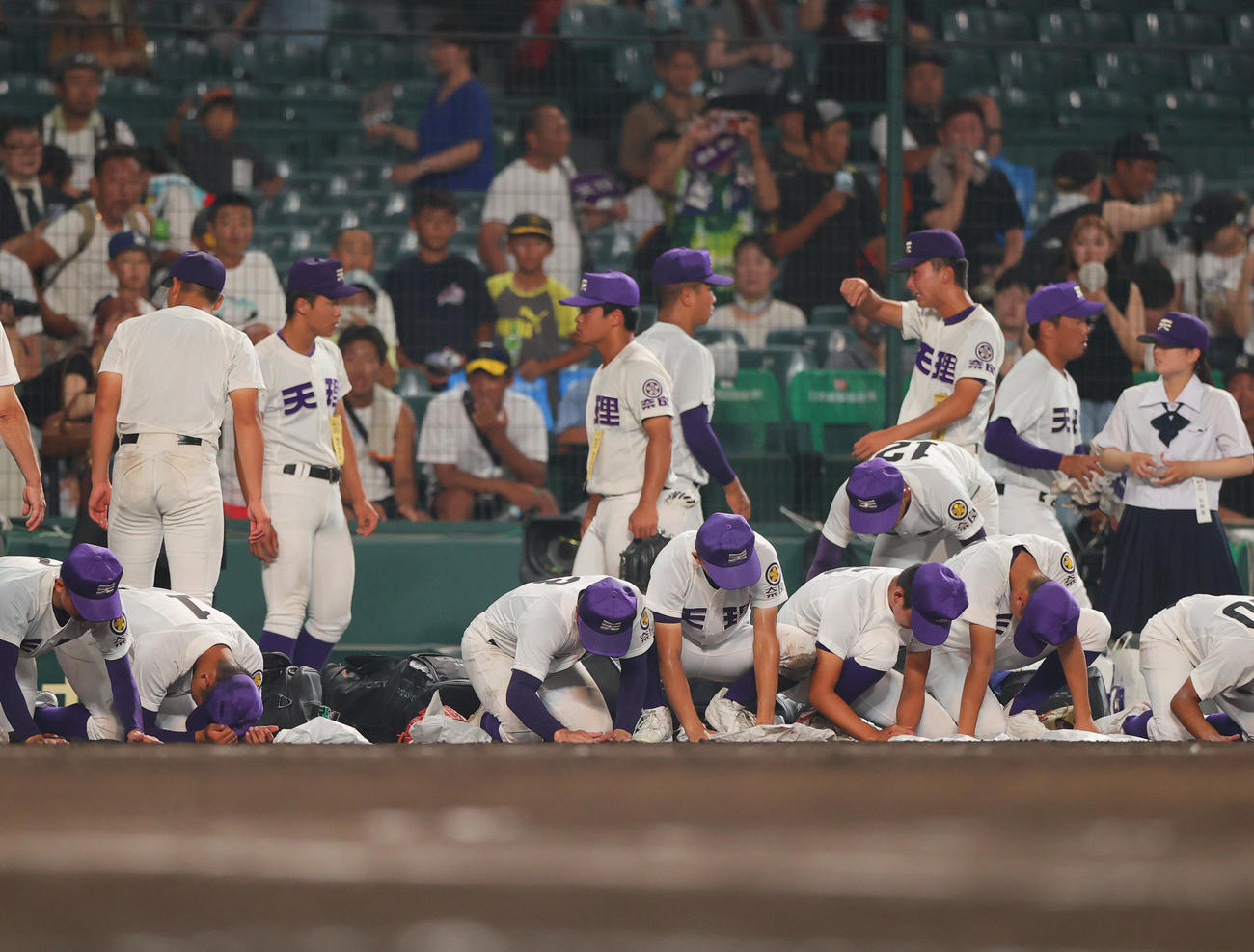 天理対鳴門　鳴門に敗れ甲子園の土を拾う天理ナイン（撮影・上山淳一）