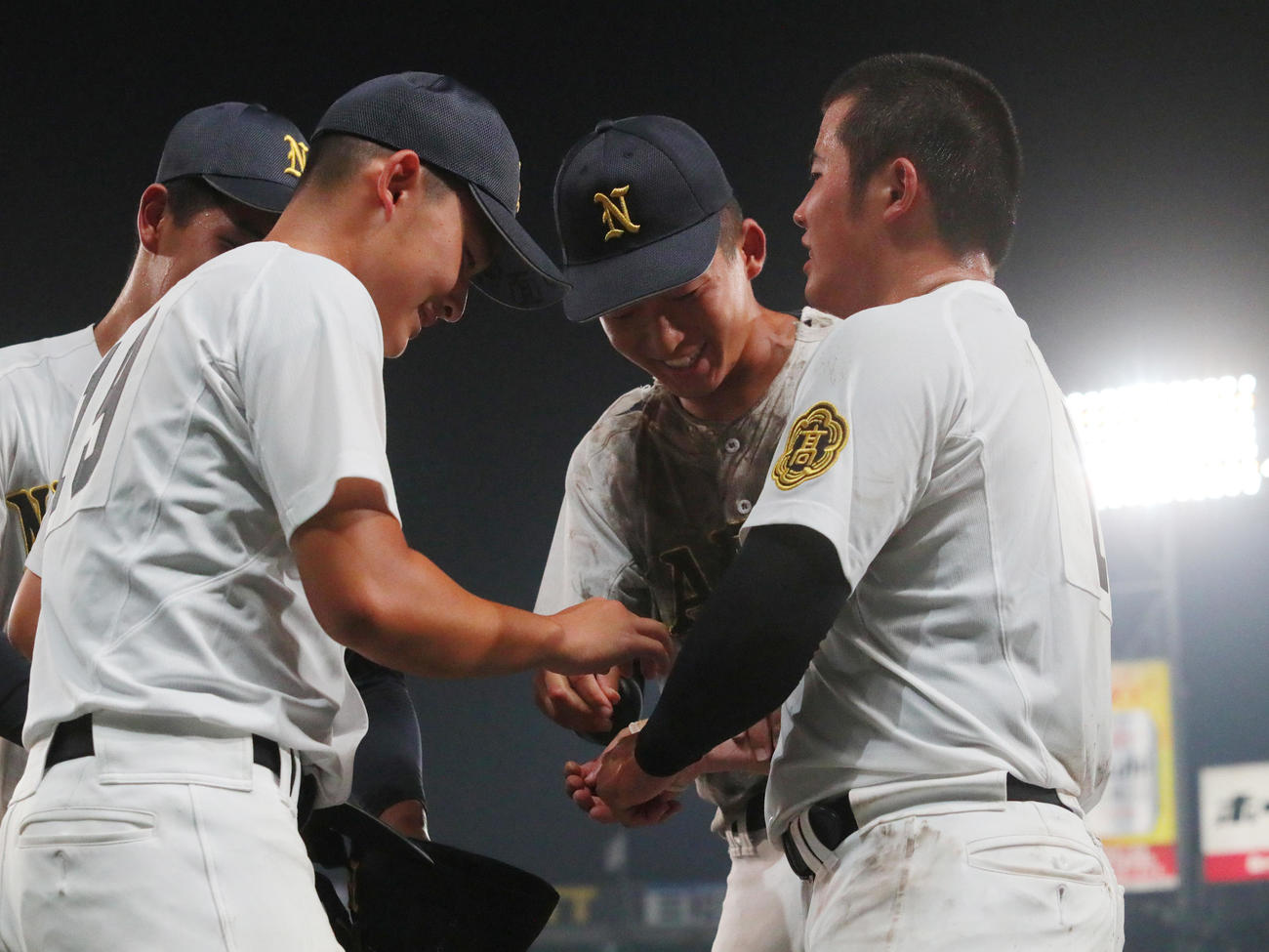 天理対鳴門　天理に勝利し完投した鳴門エース橋本（右）の指を手当をするチームメイトら（撮影・上山淳一）
