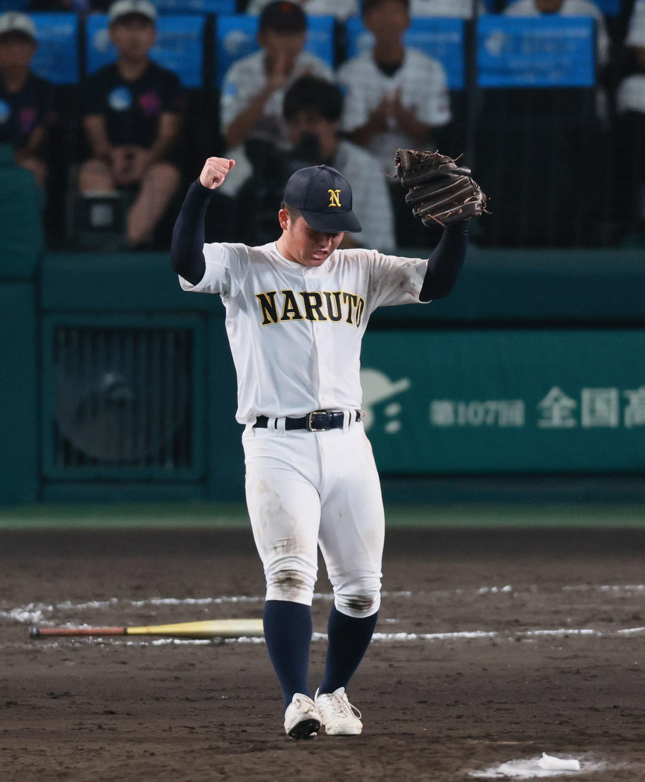 天理対鳴門　9回、最後の打者を打ち取りガッツポーズをする鳴門・橋本（撮影・藤尾明華）