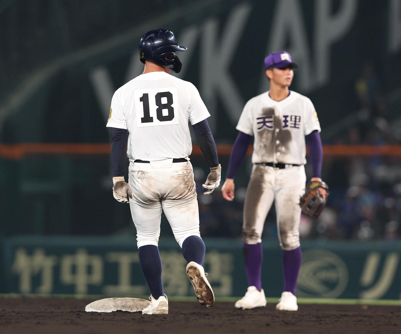 天理対鳴門　7回裏鳴門2死二塁、稲山は自身のユニホームが破れて18番吉本のユニホームを借りて着る（撮影・白石智彦）