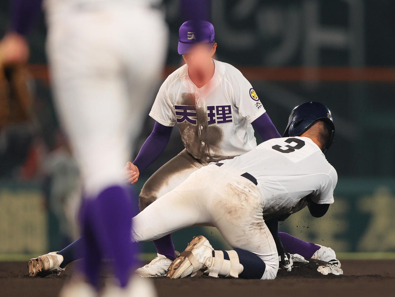 天理対鳴門　7回裏鳴門2死、稲山は左二塁打を放ち二塁に向かう（撮影・上山淳一）