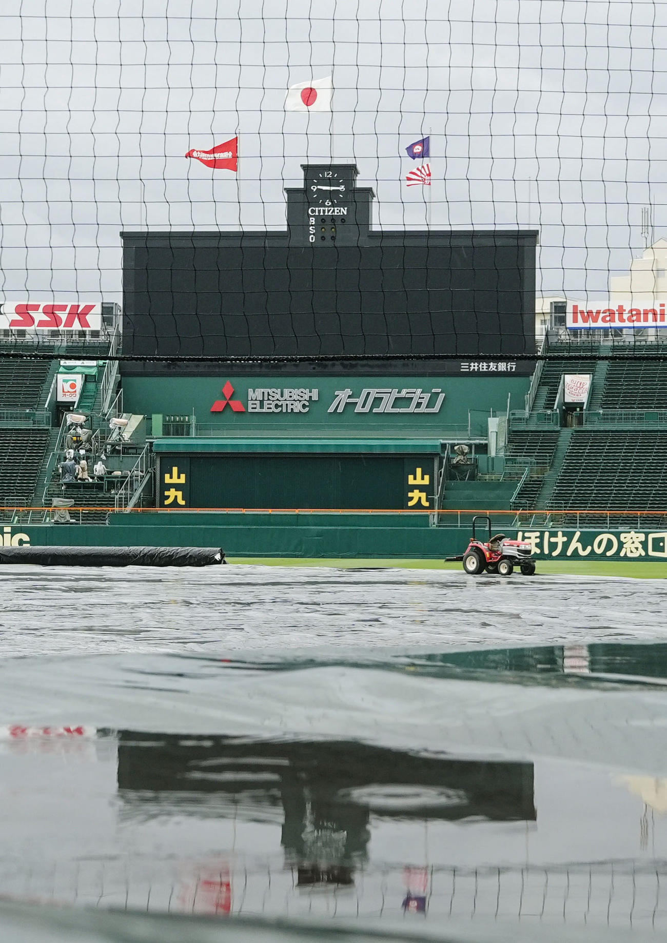 全国高校野球選手権大会第3日の午前の試合が順延になった甲子園球場（共同）