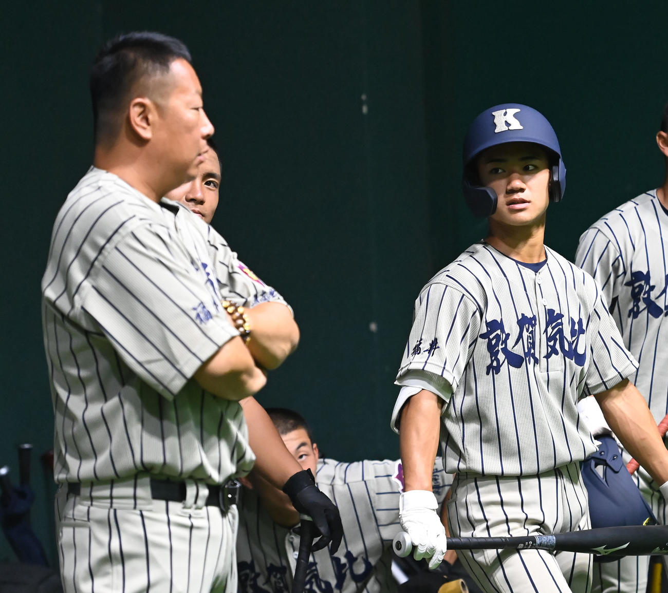 練習の合間に話す敦賀気比の東哲平監督（左）、岡部飛雄馬主将（撮影・石井愛子）