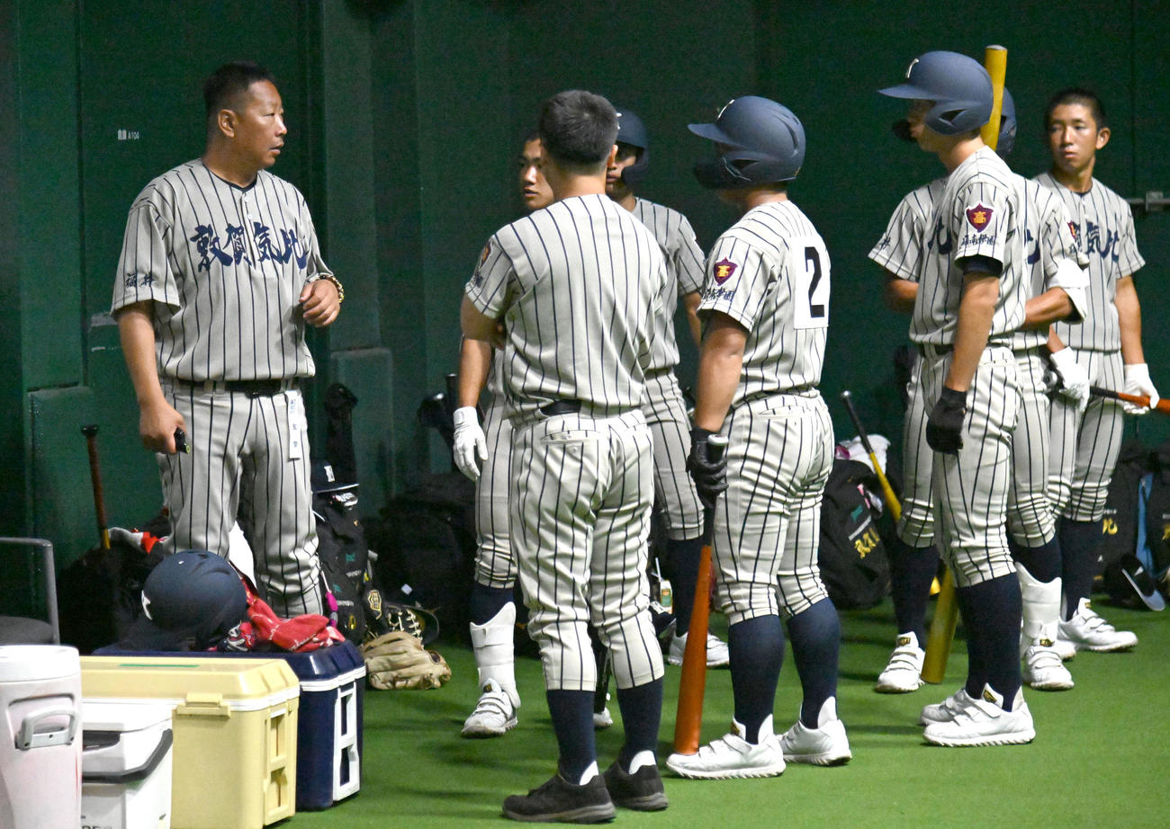 ナインと話す敦賀気比の東哲平監督（左）（撮影・石井愛子）
