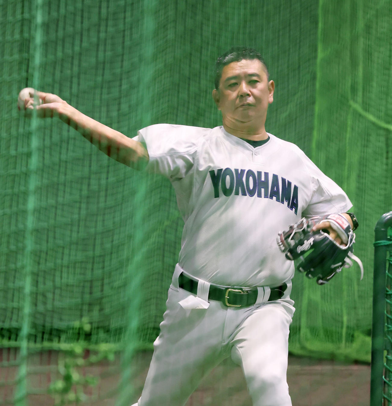 室内で打撃投手を務める横浜・村田監督（撮影・加藤哉）