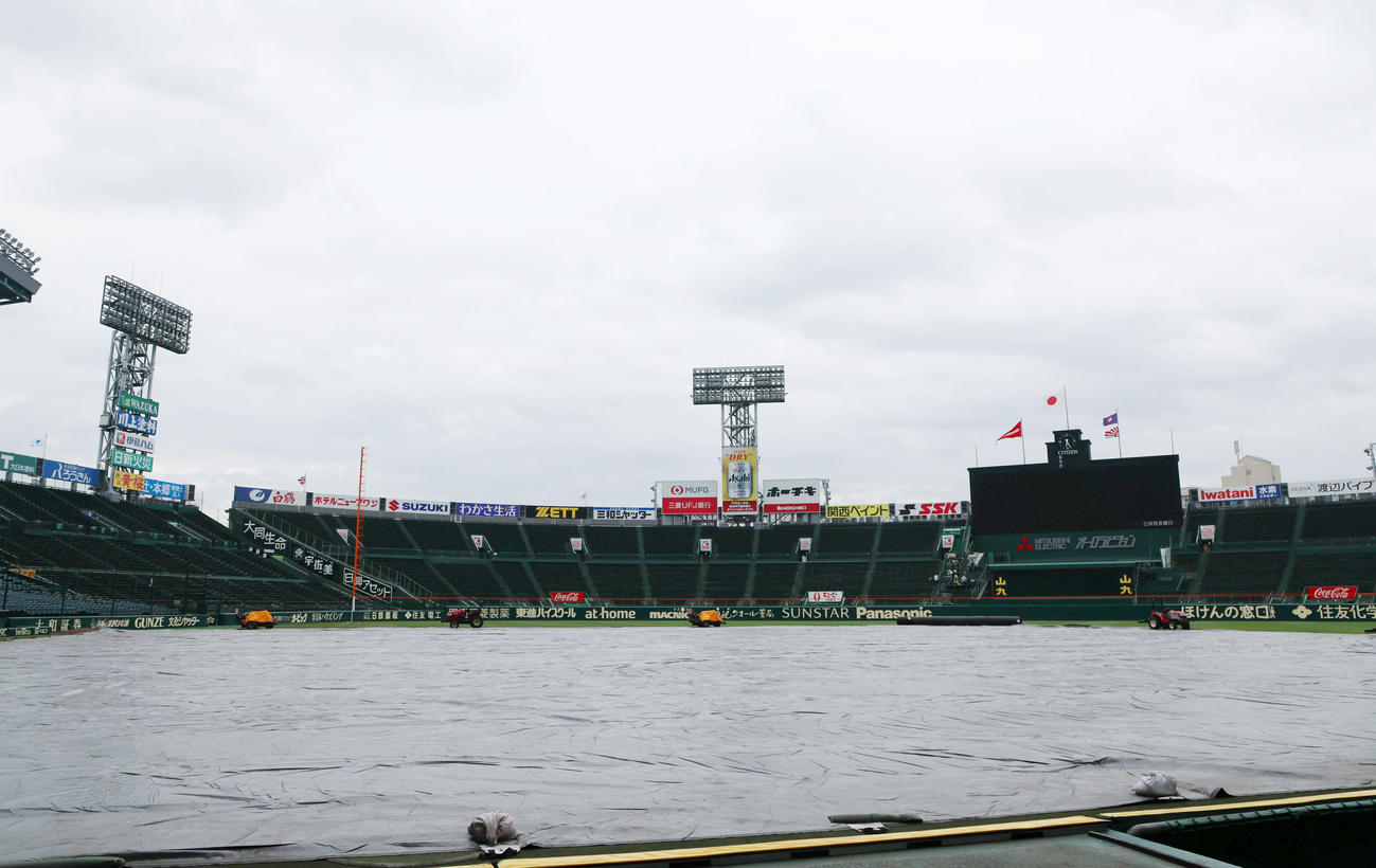 天候不良が予想されるため午前の部は中止が決まった甲子園球場（撮影・加藤哉）