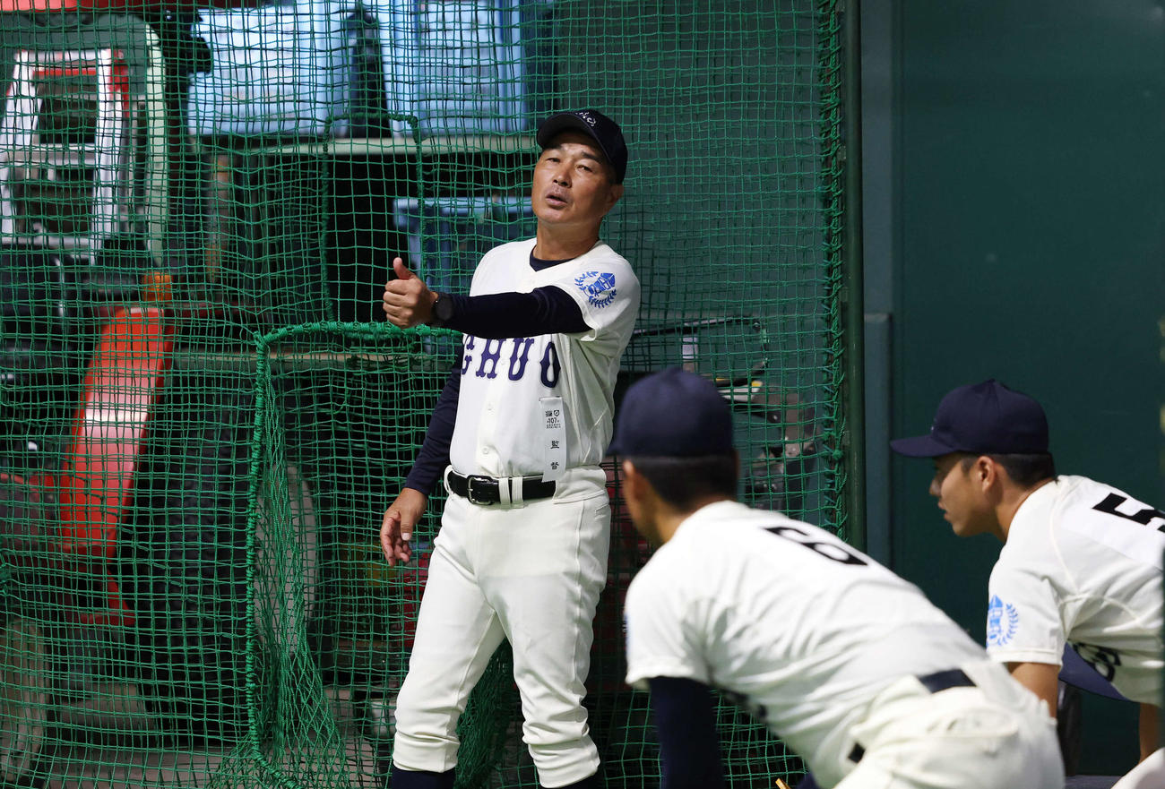 雨天中止となり、室内練習場で指導する山野監督（撮影・増田悦実）