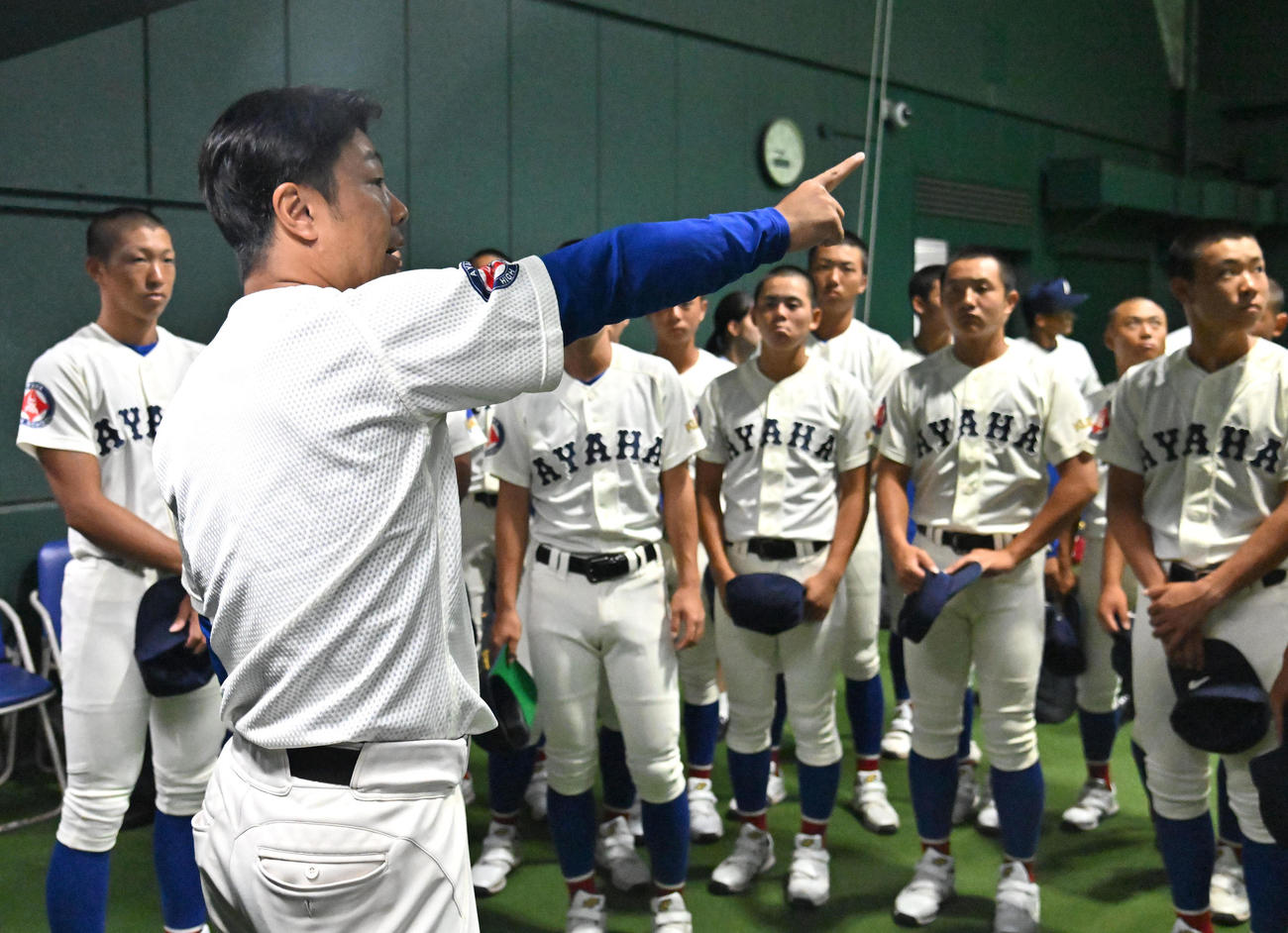 ナインらに指示を出す綾羽の千代純平監督（手前）（撮影・石井愛子）
