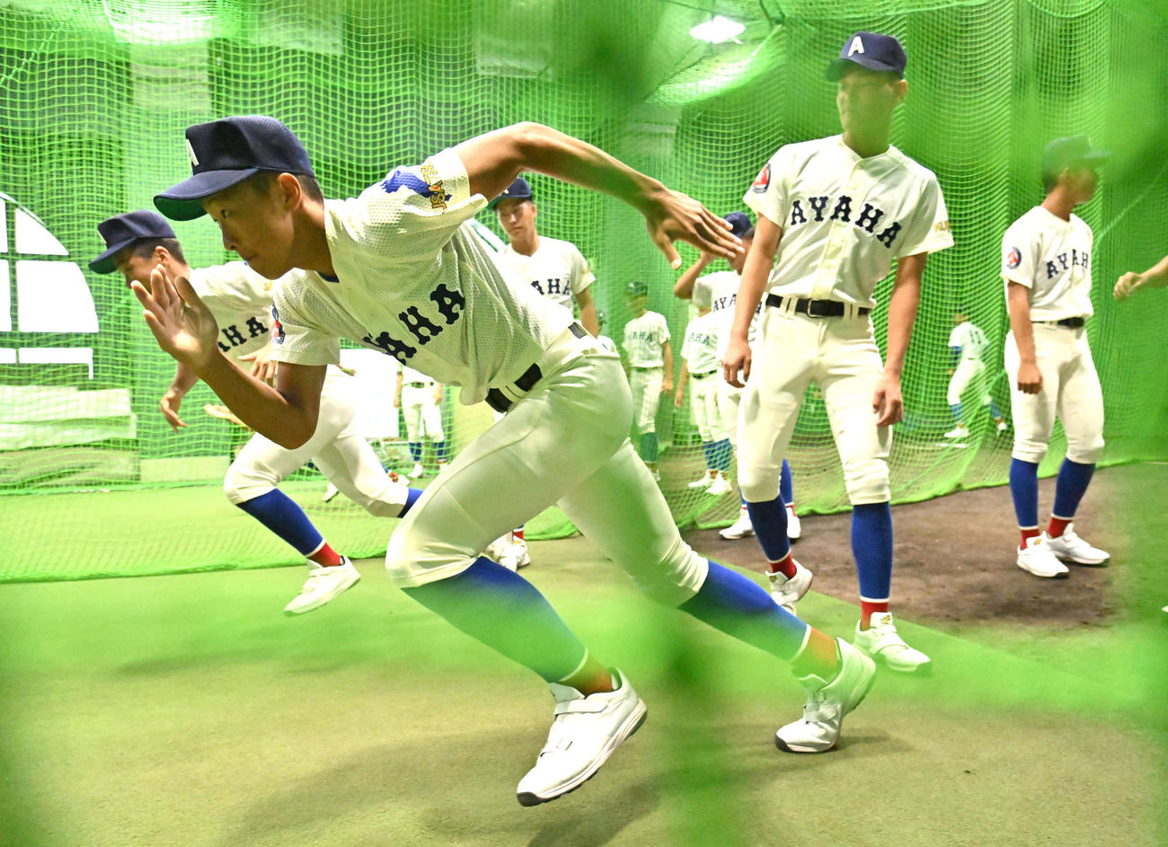 ダッシュをする綾羽の北川陽聖主将（手前）（撮影・石井愛子）