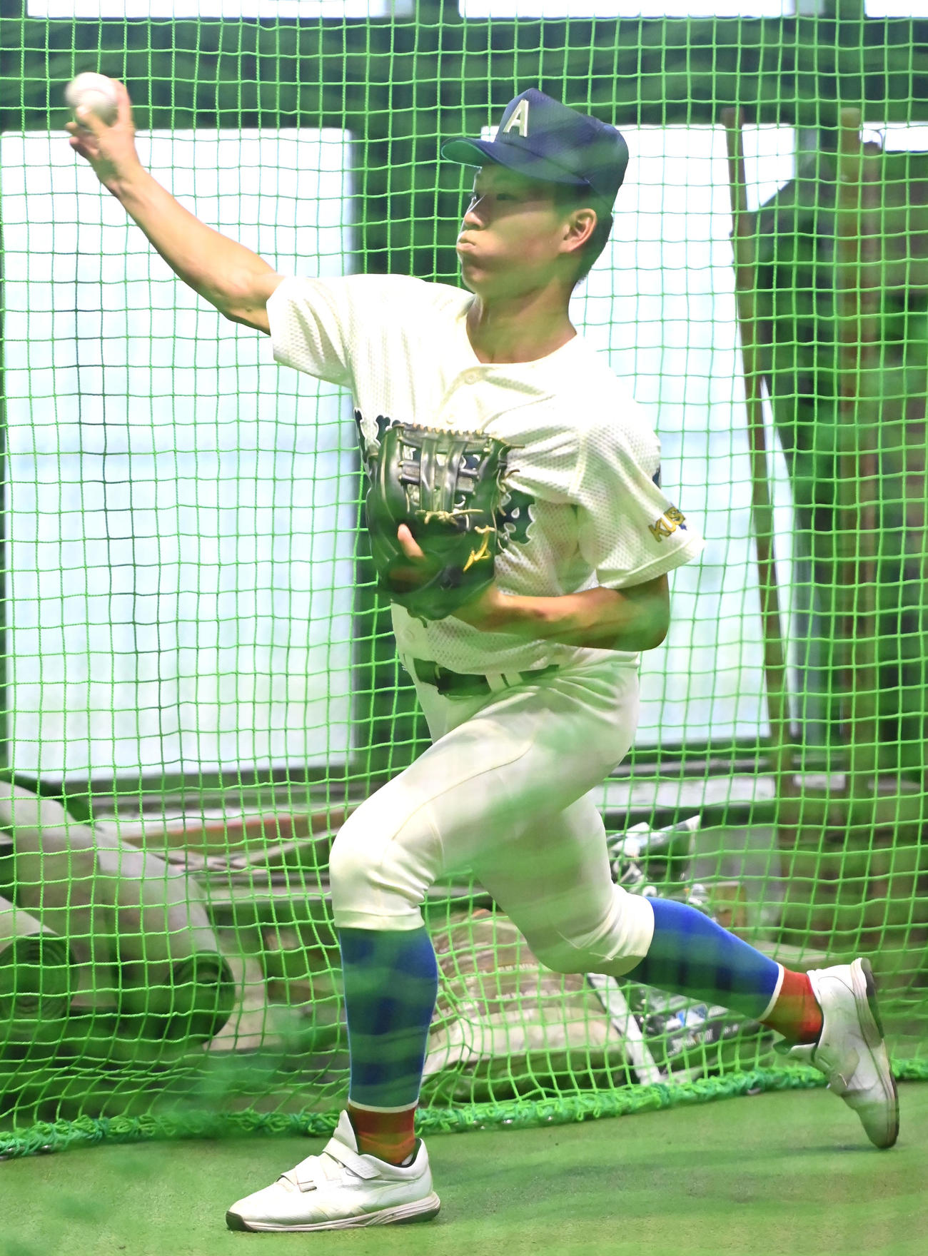 キャッチボールをする綾羽の川中雄人（撮影・石井愛子）