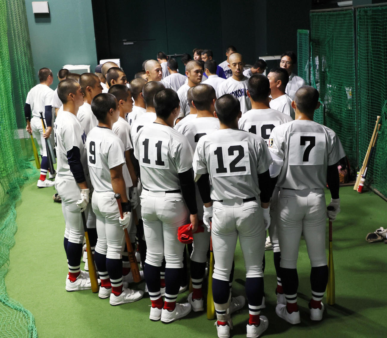村田監督の話を聞く横浜ナイン（撮影・加藤哉）