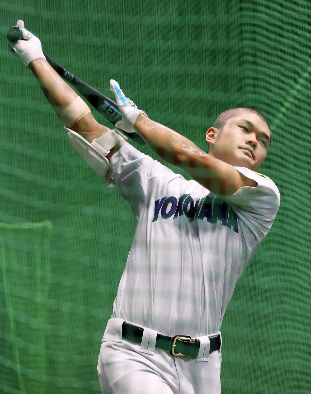 バットを構え素振りする横浜・阿部葉（撮影・加藤哉）