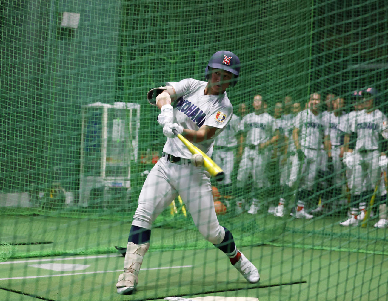 雨天中止となり、室内練習場でバッティングを行う奥村（撮影・増田悦実）