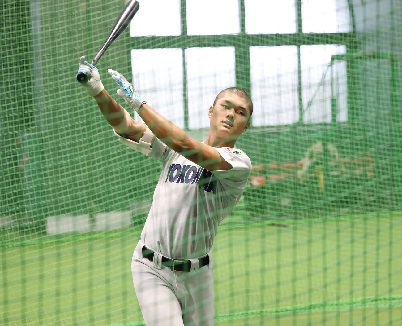 雨天中止となり、室内練習場でバットを振る阿部（撮影・増田悦実）