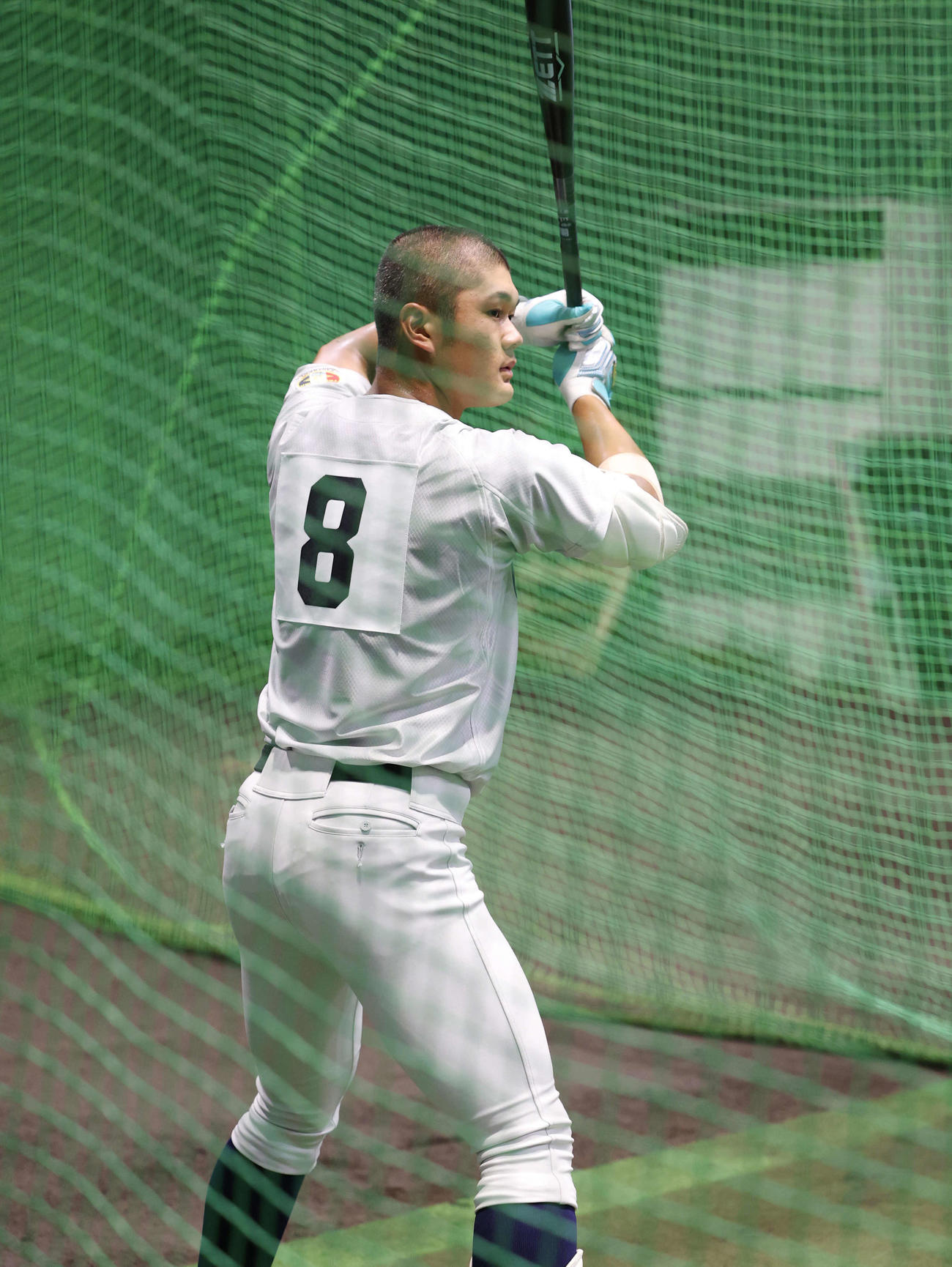 雨天中止となり、室内練習場でバットを振る阿部（撮影・増田悦実）