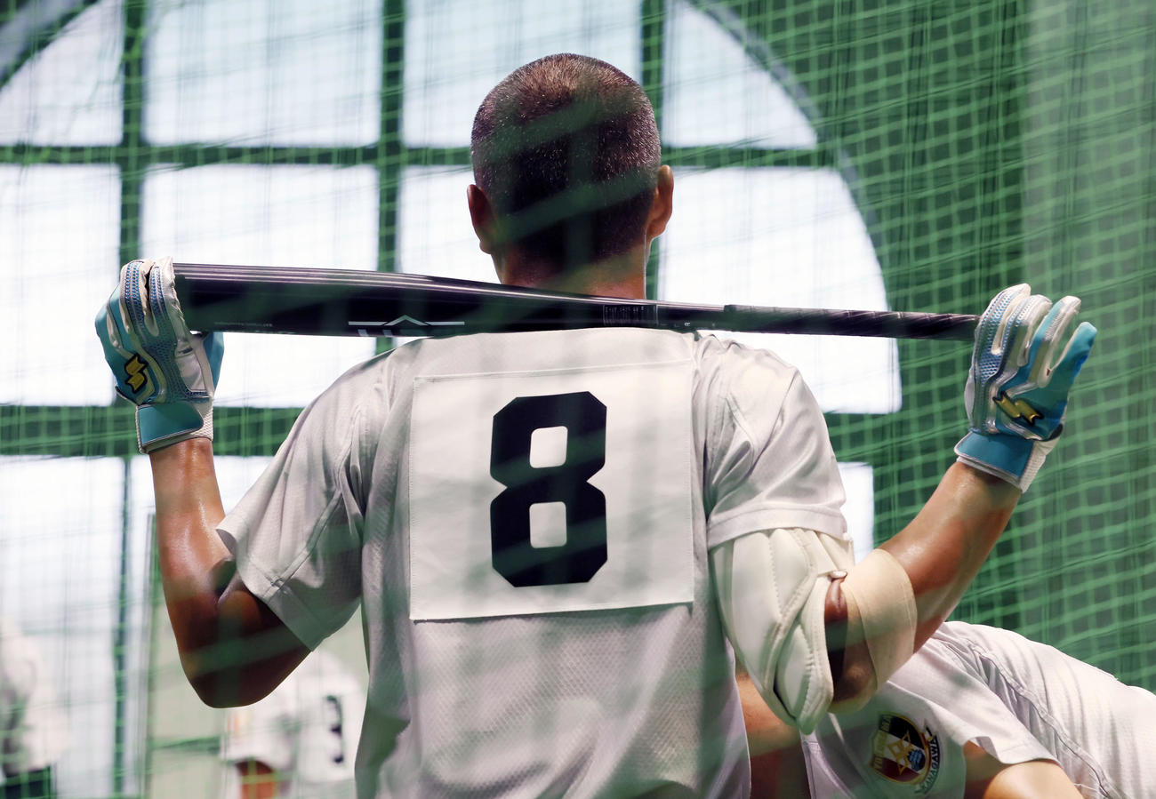 室内練習を行いバットを肩にのせる横浜・阿部葉（撮影・加藤哉）