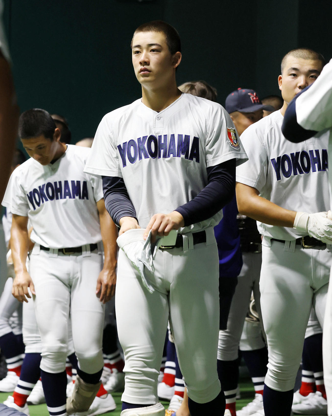室内練習を行い手袋をはめる横浜・奥村（撮影・加藤哉）
