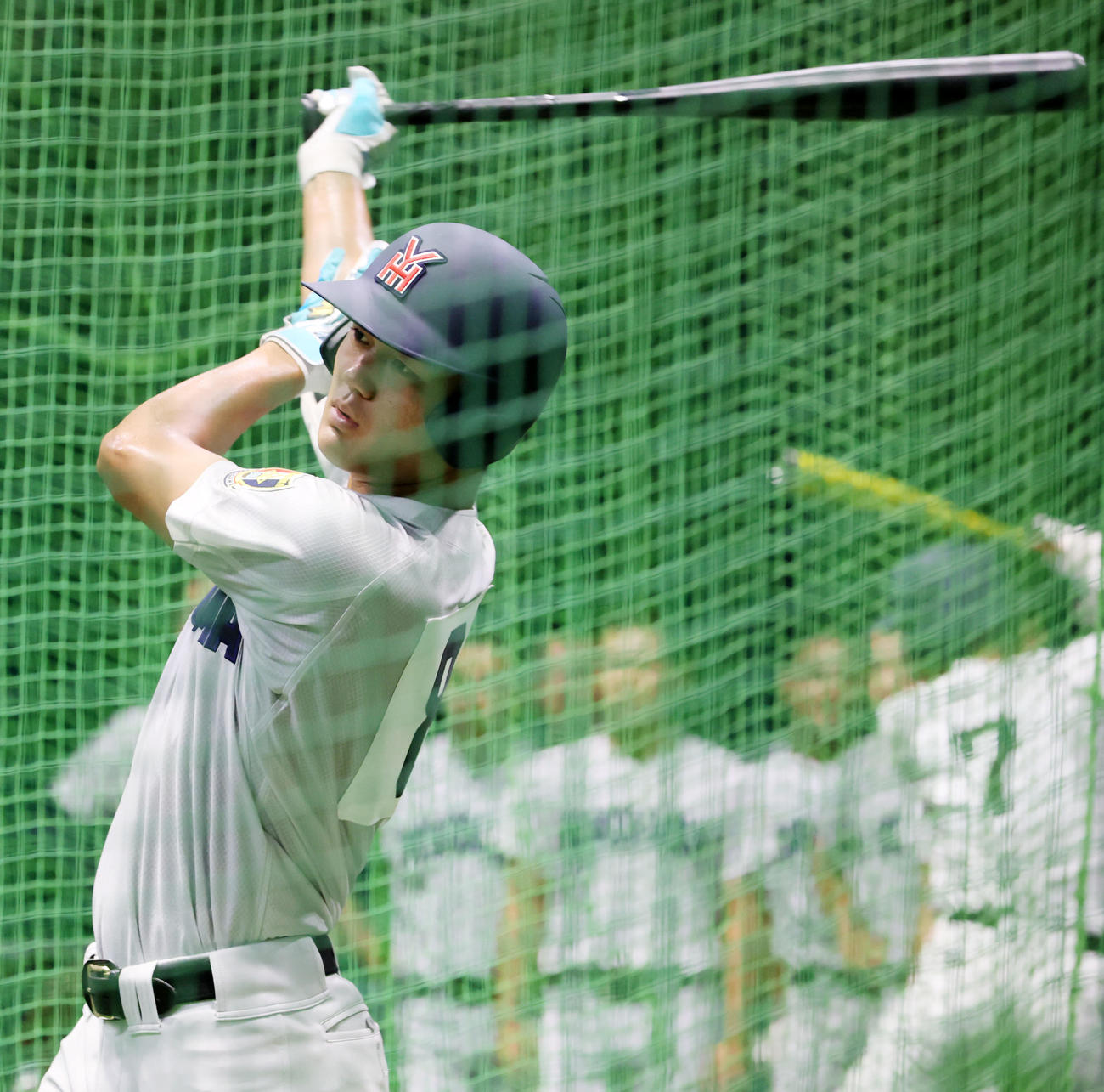 室内で打撃練習を行う横浜・阿部葉（撮影・加藤哉）