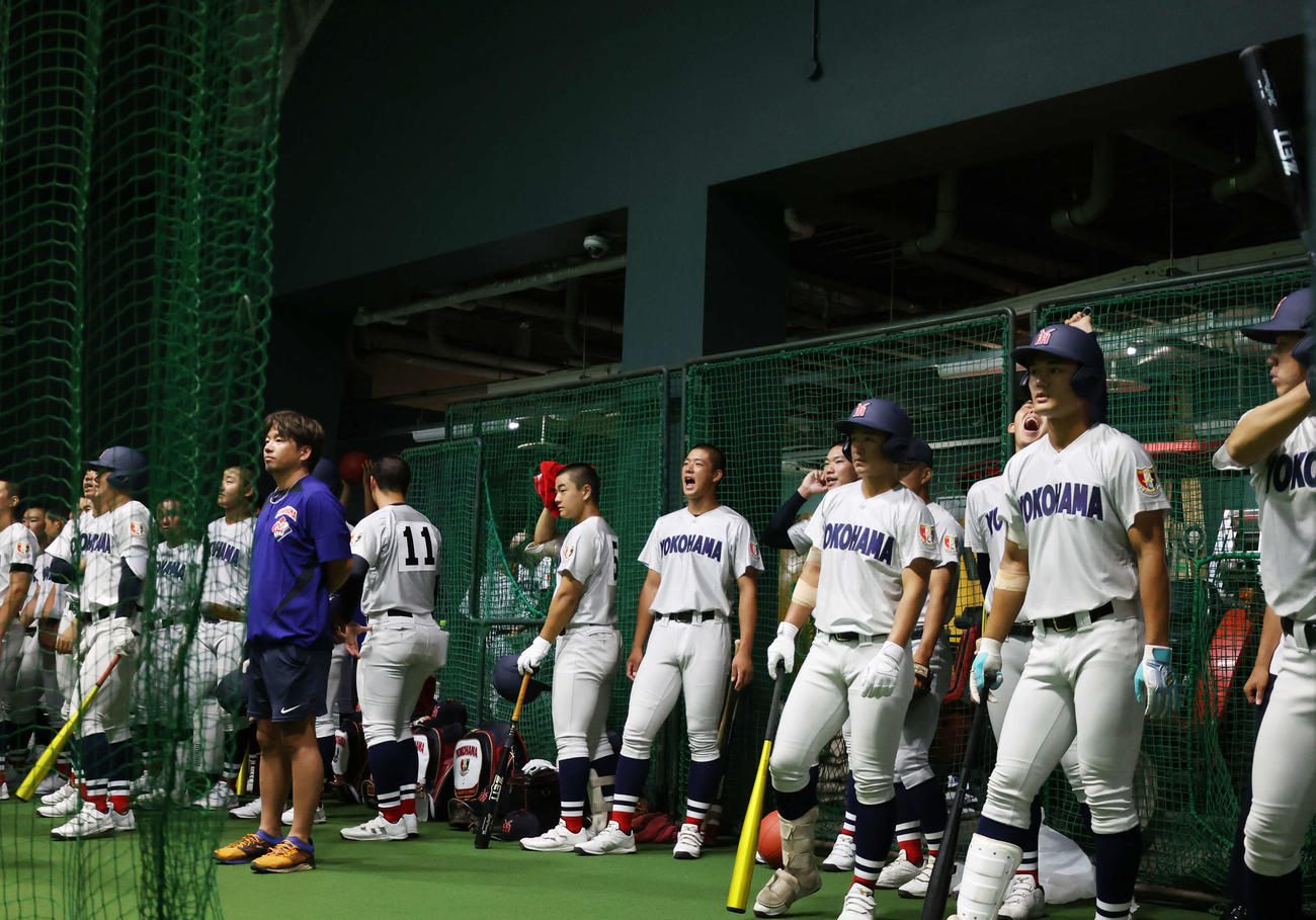 雨天中止となり、室内練習場でバッティングを見守る横浜ナイン（撮影・増田悦実）