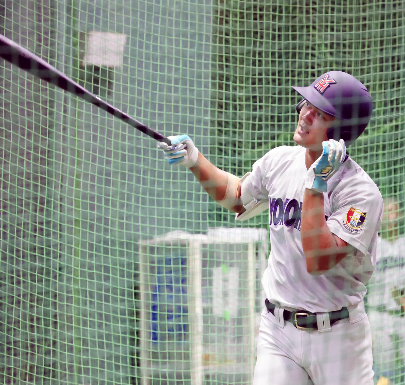 室内で打撃練習を行う横浜・阿部葉（撮影・加藤哉）