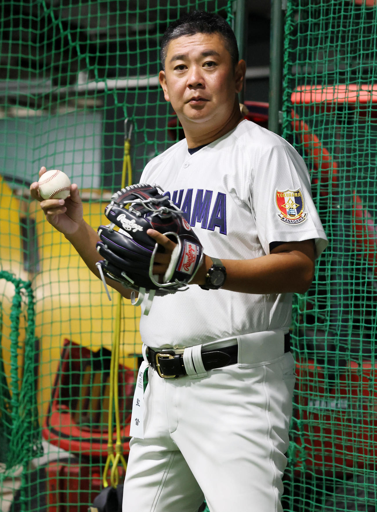 グローブを手に肩をほぐす横浜・村田監督（撮影・加藤哉）