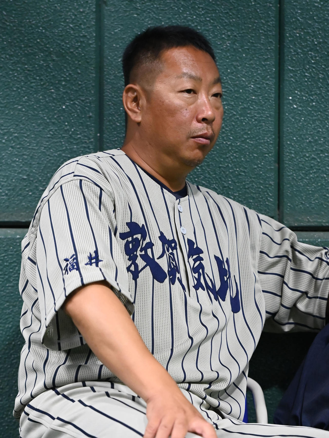 練習を見守る敦賀気比の東監督（撮影・石井愛子）