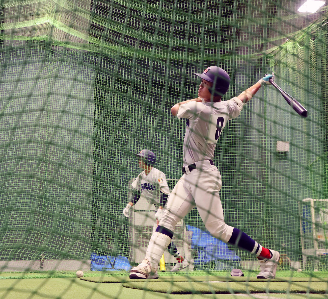 室内で打撃練習する横浜・阿部葉（撮影・加藤哉）