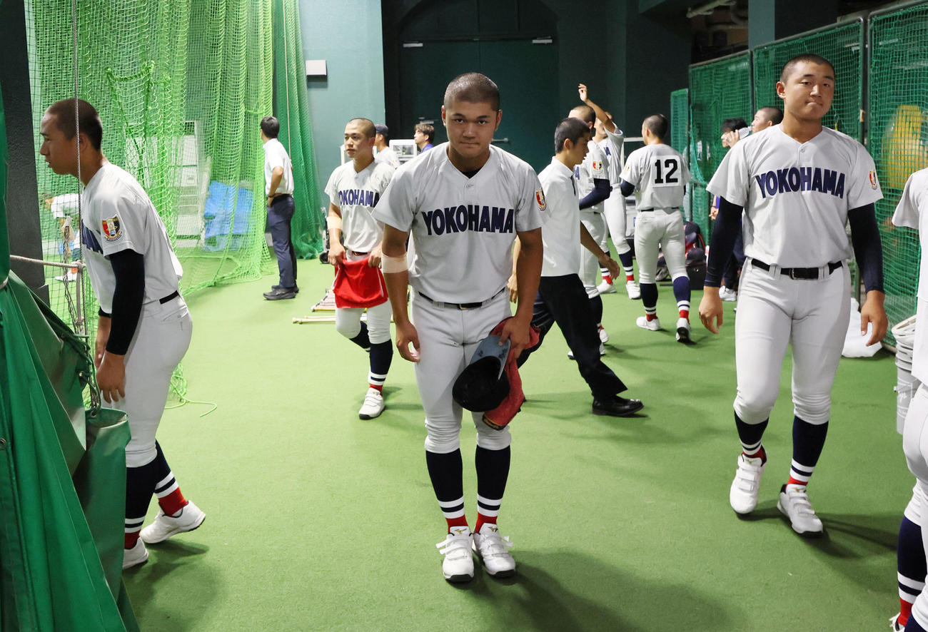 室内での練習を行いあいさつする横浜・阿部葉らナイン（撮影・加藤哉）